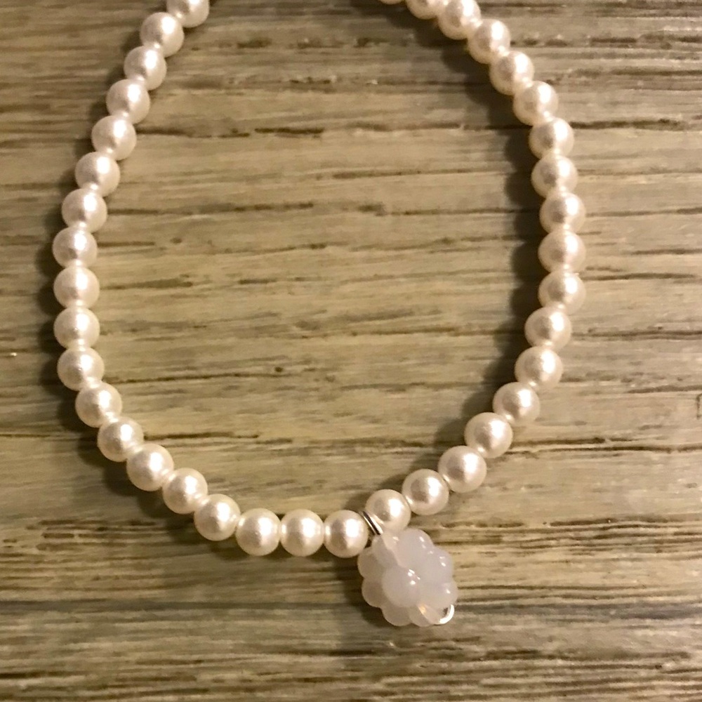 Pearly white bracelet with light purple charm